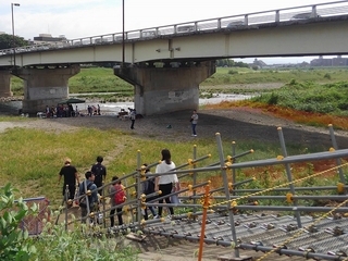 ゴミ回収と清掃でキレイに保たれた河川敷